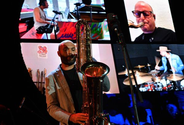 Музыканты во время выступления на Международном музыкальном фестивале Koktebel Jazz Party в Крыму Музыканты во время выступления на Международном музыкальном фестивале Koktebel Jazz Party в Крыму
