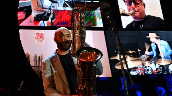 Музыканты во время выступления на Международном музыкальном фестивале Koktebel Jazz Party в Крыму Музыканты во время выступления на Международном музыкальном фестивале Koktebel Jazz Party в Крыму