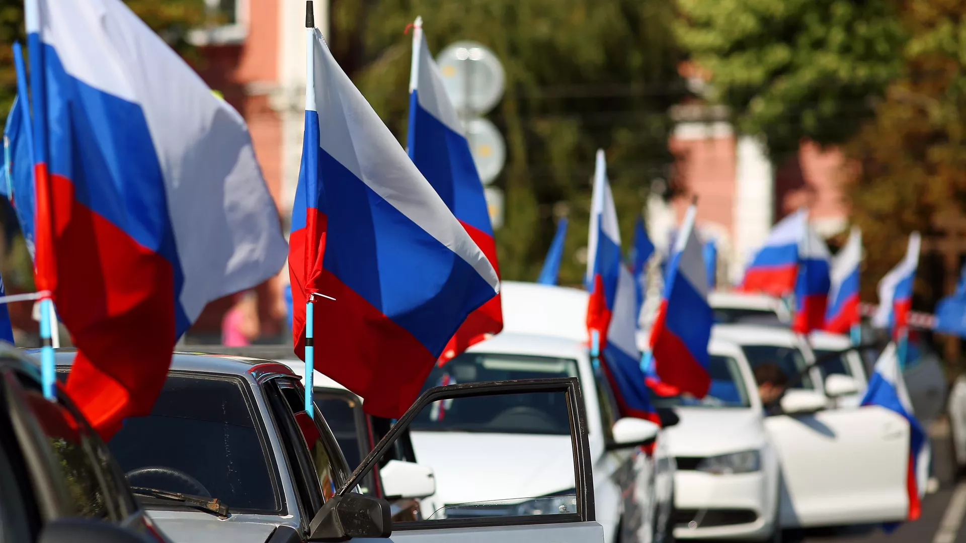 Участники автопробега в честь Дня государственного флага России в Краснодаре Участники автопробега в честь Дня государственного флага России в Краснодаре - РИА Новости, 1920, 11.09.2020