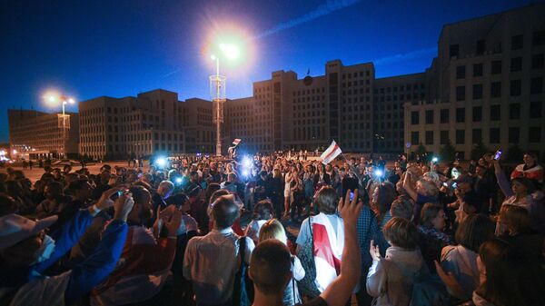 Участники мирной акции протеста на площади Независимости в Минске Участники мирной акции протеста на площади Независимости в Минске