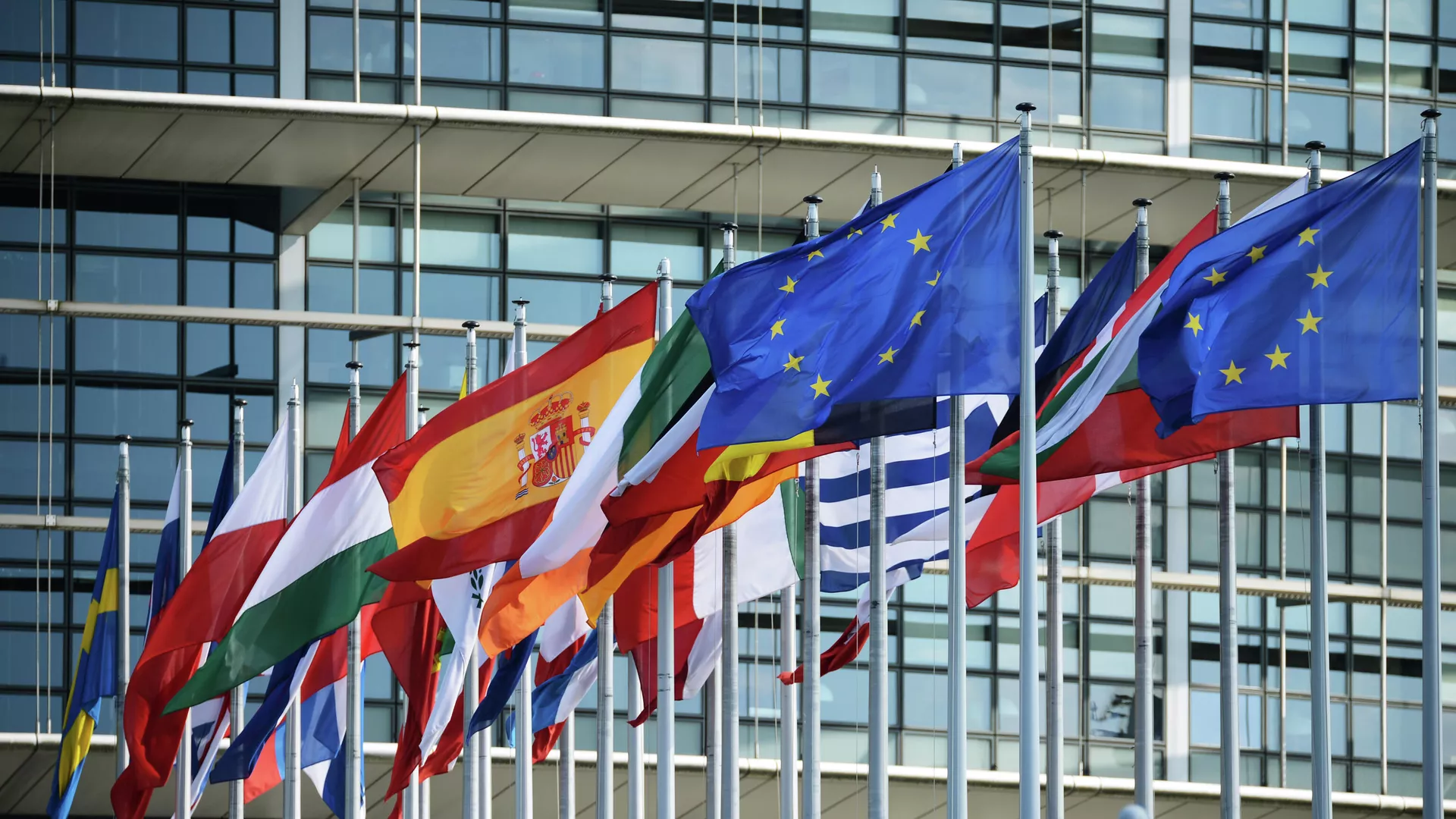 Флаги стран Евросоюза у здания Европарламента - РИА Новости, 1920, 17.09.2020