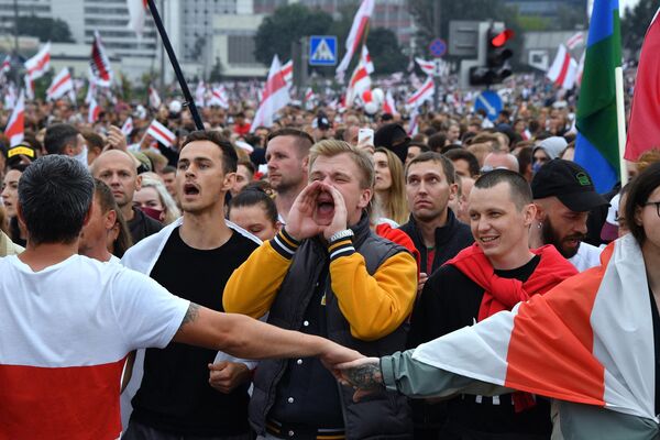 Участники акции протеста у Дворца независимости в Минске Участники акции протеста у Дворца независимости в Минске