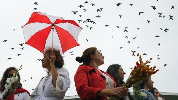 Участники мирной акции протеста возле Комаровского рынка в Минске Участники мирной акции протеста возле Комаровского рынка в Минске