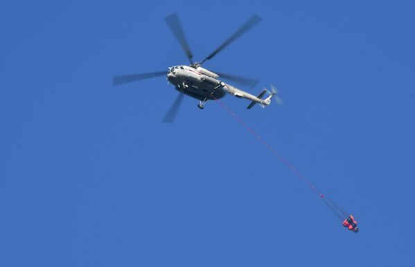 Вертолет Ми-8 МЧС России во время тушения лесных пожаров в заповеднике Утриш недалеко от Анапы Вертолет Ми-8 МЧС России во время тушения лесных пожаров в заповеднике Утриш недалеко от Анапы