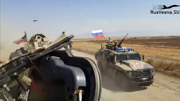 Кадр видео инцидента с участием российского патруля и военных США в Сирии, опубликованного сайтом Русская весна Кадр видео инцидента с участием российского патруля и военных США в Сирии, опубликованного сайтом Русская весна