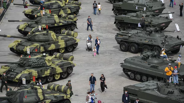 Посетители на выставке вооружений Международного военно-технического форума Армия-2020