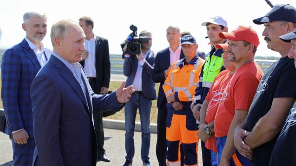 Президент РФ Владимир Путин беседует с дорожниками, которые принимали участие в строительстве, на церемонии запуска движения по трассе Таврида в Крыму Президент РФ Владимир Путин беседует с дорожниками, которые принимали участие в строительстве, на церемонии запуска движения по трассе Таврида в Крыму