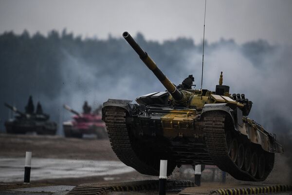 Танк Т-72 команды военнослужащих Казахстана во время соревнований танковых экипажей в рамках конкурса Танковый биатлон-2020 на полигоне Алабино в Подмосковье в третий день VI Армейских международных игр АрМИ-2020 Танк Т-72 команды военнослужащих Казахстана во время соревнований танковых экипажей в рамках конкурса Танковый биатлон-2020 на полигоне Алабино в Подмосковье в третий день VI Армейских международных игр АрМИ-2020