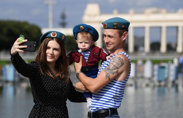 Десантник с семьей фотографируется на праздновании Дня Воздушно-десантных войск в парке Горького в Москве Десантник с семьей фотографируется на праздновании Дня Воздушно-десантных войск в парке Горького в Москве