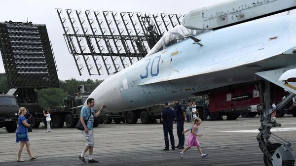 Посетители возле истребителя Су-27СМ на выставке форума Армия-2020 Посетители возле истребителя Су-27СМ на выставке форума Армия-2020