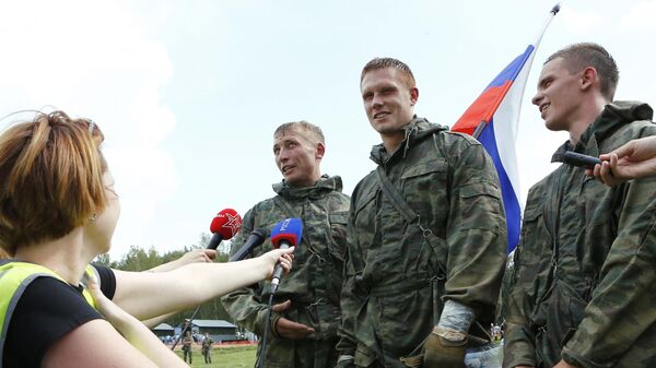 Участники команды России дают интервью после эстафеты в рамках международного конкурса Безопасная среда на полигоне Песочное в Ярославской области. Участники команды России дают интервью после эстафеты в рамках международного конкурса Безопасная среда на полигоне Песочное в Ярославской области.