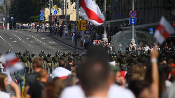 Участники акции протеста и сотрудники правоохранительных органов на проспекте Независимости в Минске Участники акции протеста и сотрудники правоохранительных органов на проспекте Независимости в Минске