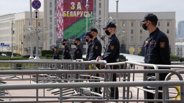 Сотрудники милиции во время акции протеста на площади Независимости в Минске Сотрудники милиции во время акции протеста на площади Независимости в Минске