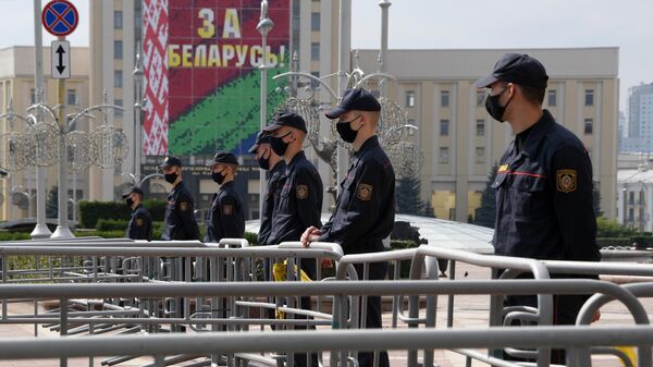 Сотрудники милиции во время акции протеста на площади Независимости в Минске Сотрудники милиции во время акции протеста на площади Независимости в Минске
