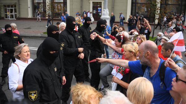Участники акции протеста и сотрудники правоохранительных органов на проспекте Независимости в Минске Участники акции протеста и сотрудники правоохранительных органов на проспекте Независимости в Минске