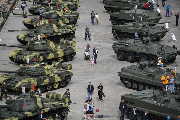 Посетители на выставке вооружений Международного военно-технического форума (МВТФ) Армия-2020 в военно-патриотическом парке Патриот Посетители на выставке вооружений Международного военно-технического форума (МВТФ) Армия-2020 в военно-патриотическом парке Патриот