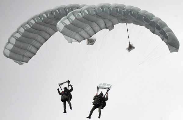 Высадка парашютистов во время динамического показа вооружений, военной и специальной техники мотострелковых войск в рамках МВТФ Армия-2020 в сухопутном кластере на полигоне Алабино Высадка парашютистов во время динамического показа вооружений, военной и специальной техники мотострелковых войск в рамках МВТФ Армия-2020 в сухопутном кластере на полигоне Алабино