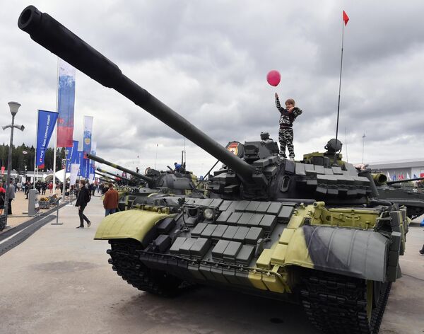 Юная посетительница на выставке вооружений Международного военно-технического форума (МВТФ) Армия-2020 в военно-патриотическом парке Патриот Юная посетительница на выставке вооружений Международного военно-технического форума (МВТФ) Армия-2020 в военно-патриотическом парке Патриот