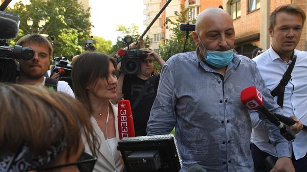 Свидетель Теван Бадасян у здания Пресненского суда города Москвы Свидетель Теван Бадасян у здания Пресненского суда города Москвы