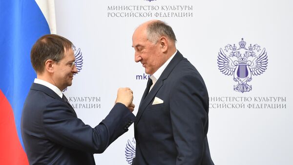 Министр культуры РФ Владимир Мединский и артист драмы Государственного академического Малого театра России Борис Клюев, удостоенный медали ордена За заслуги перед Отечеством IV степени Министр культуры РФ Владимир Мединский и артист драмы Государственного академического Малого театра России Борис Клюев, удостоенный медали ордена За заслуги перед Отечеством IV степени
