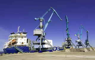 На территории универсального перегрузочного комплекса в морском торговом порту Усть-Луга. На территории универсального перегрузочного комплекса в морском торговом порту Усть-Луга. - РИА Новости, 1920, 02.09.2020