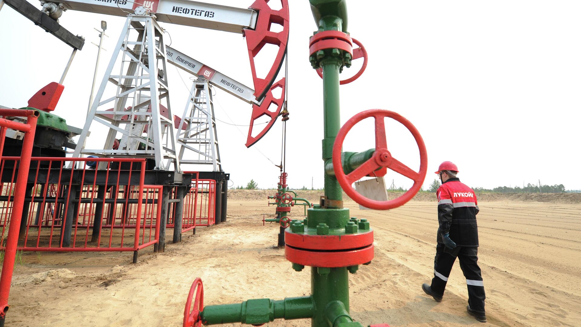 Сотрудники на нефтяном кусте в районе города Покачи Сотрудники на нефтяном кусте в районе города Покачи - РИА Новости, 1920, 29.10.2020