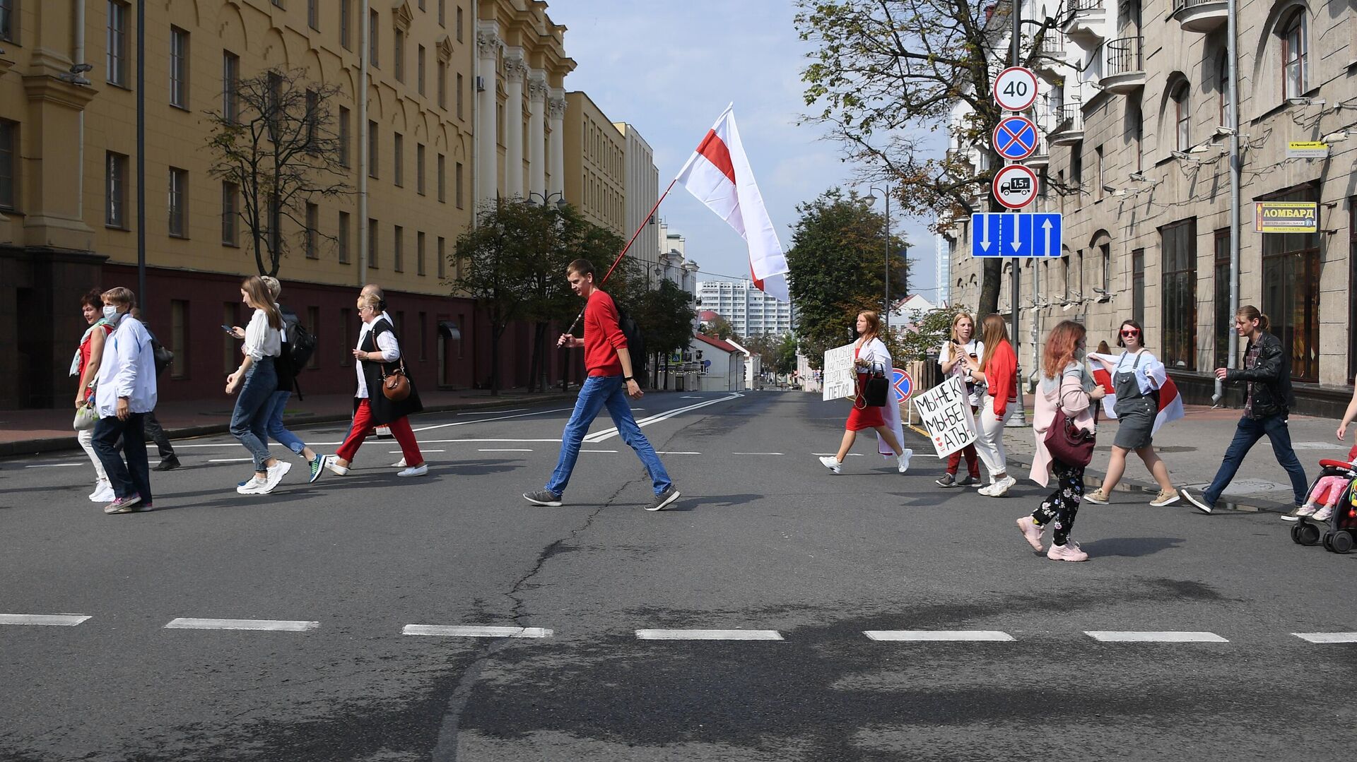 Протестующие в Минске вплотную подошли к кордону правоохранителей Протестующие в Минске вплотную подошли к кордону правоохранителей