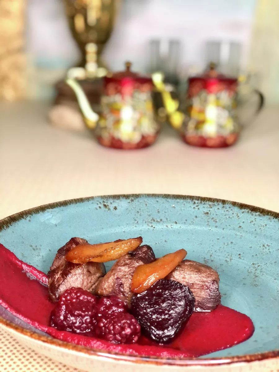 Оленина Дюк с окуренной на ржаной соломе грушей, печеной на березовых углях свеклой и квашеной ягодой ежевика