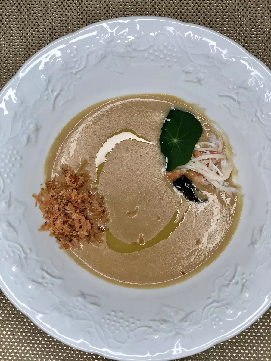 Крем-суп из томленой в печи редьки с камчатским крабом, черной икрой и стружкой из Кижуча