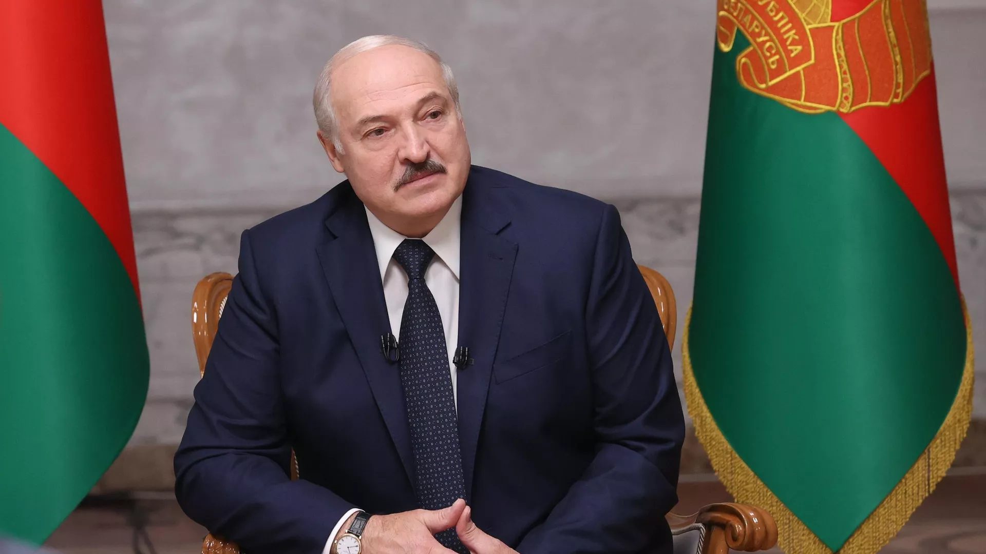 Президент Белоруссии Александр Лукашенко во время интервью российским журналистам во Дворце независимости в Минске - РИА Новости, 1920, 30.10.2020