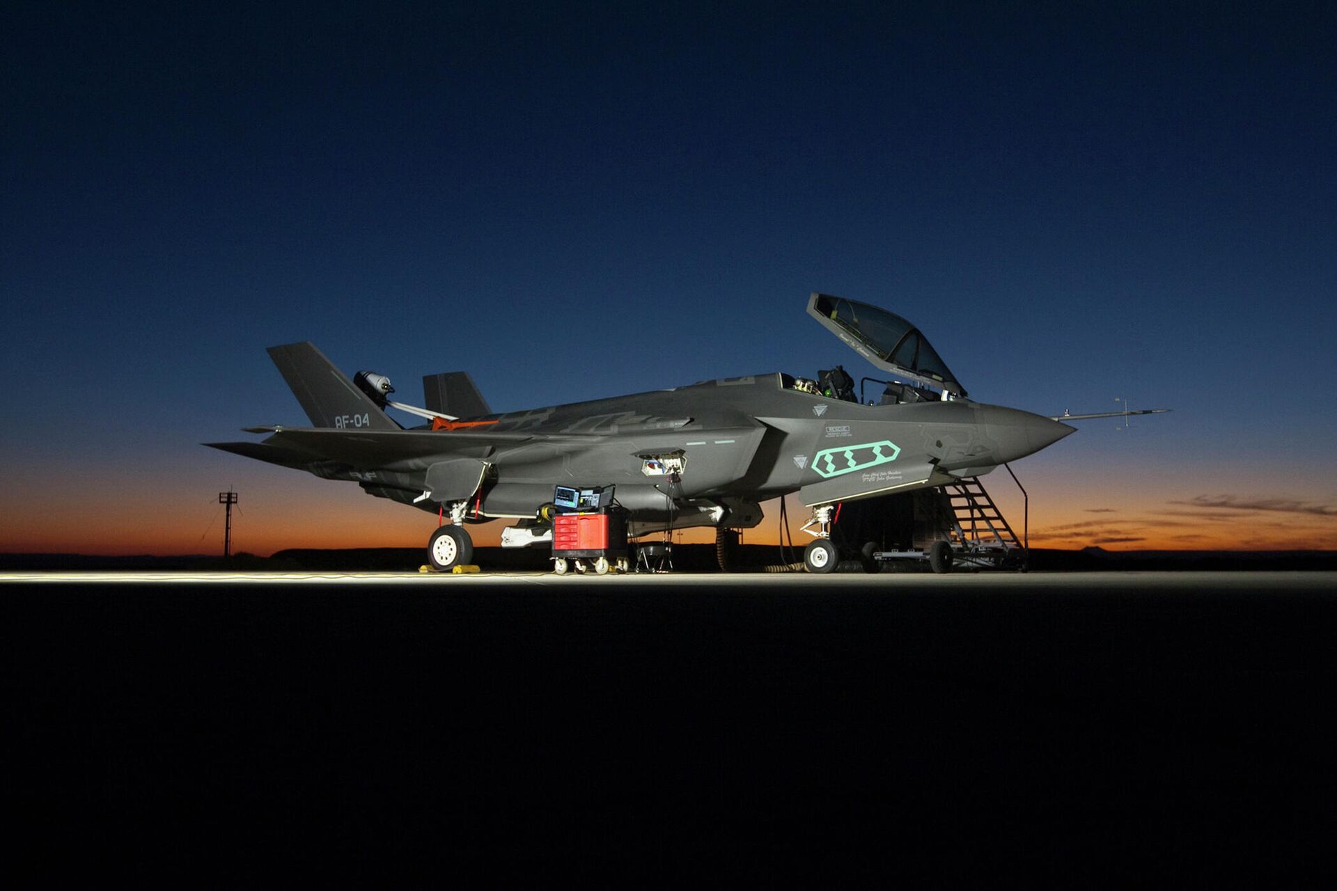 Наземный истребитель F-35A Lightning II, AF-4 во время испытаний, проводимых группой F-35 Integrated Test Force на базе ВВС Эдвардс, Кали Наземный истребитель F-35A Lightning II, AF-4 во время испытаний, проводимых группой F-35 Integrated Test Force на базе ВВС Эдвардс, Кали - РИА Новости, 1920, 07.04.2021