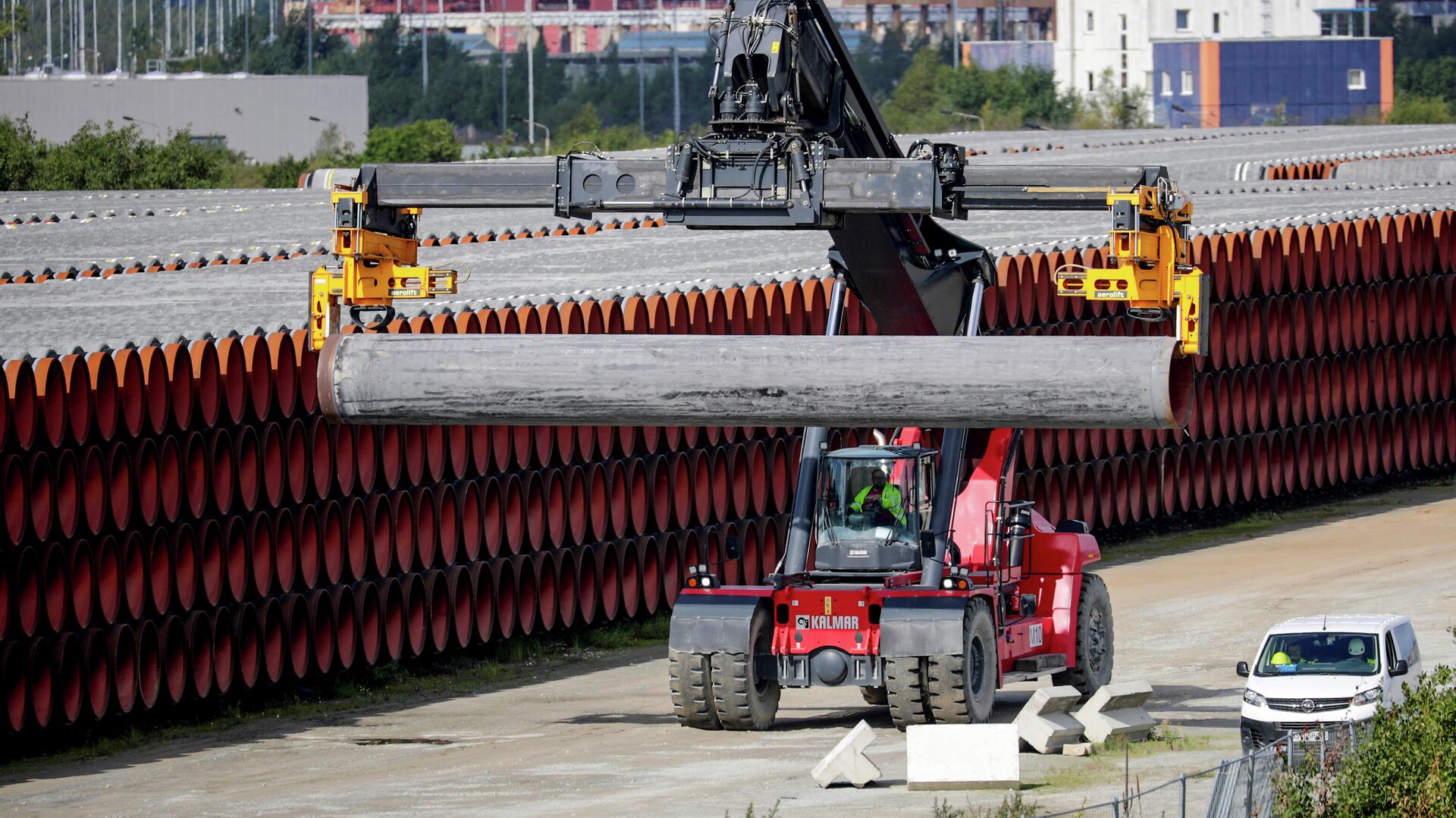 Трубы для строительства газопровода Nord Stream 2 на площадке в порту Мукран, Германия Трубы для строительства газопровода Nord Stream 2 на площадке в порту Мукран, Германия - РИА Новости, 1920, 21.09.2020