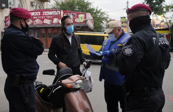 Сотрудники полиции города Умани проверяют документы паломника-хасида, прибывшего в город на празднование иудейского Нового года (Рош ха-Шана) Сотрудники полиции города Умани проверяют документы паломника-хасида, прибывшего в город на празднование иудейского Нового года (Рош ха-Шана)