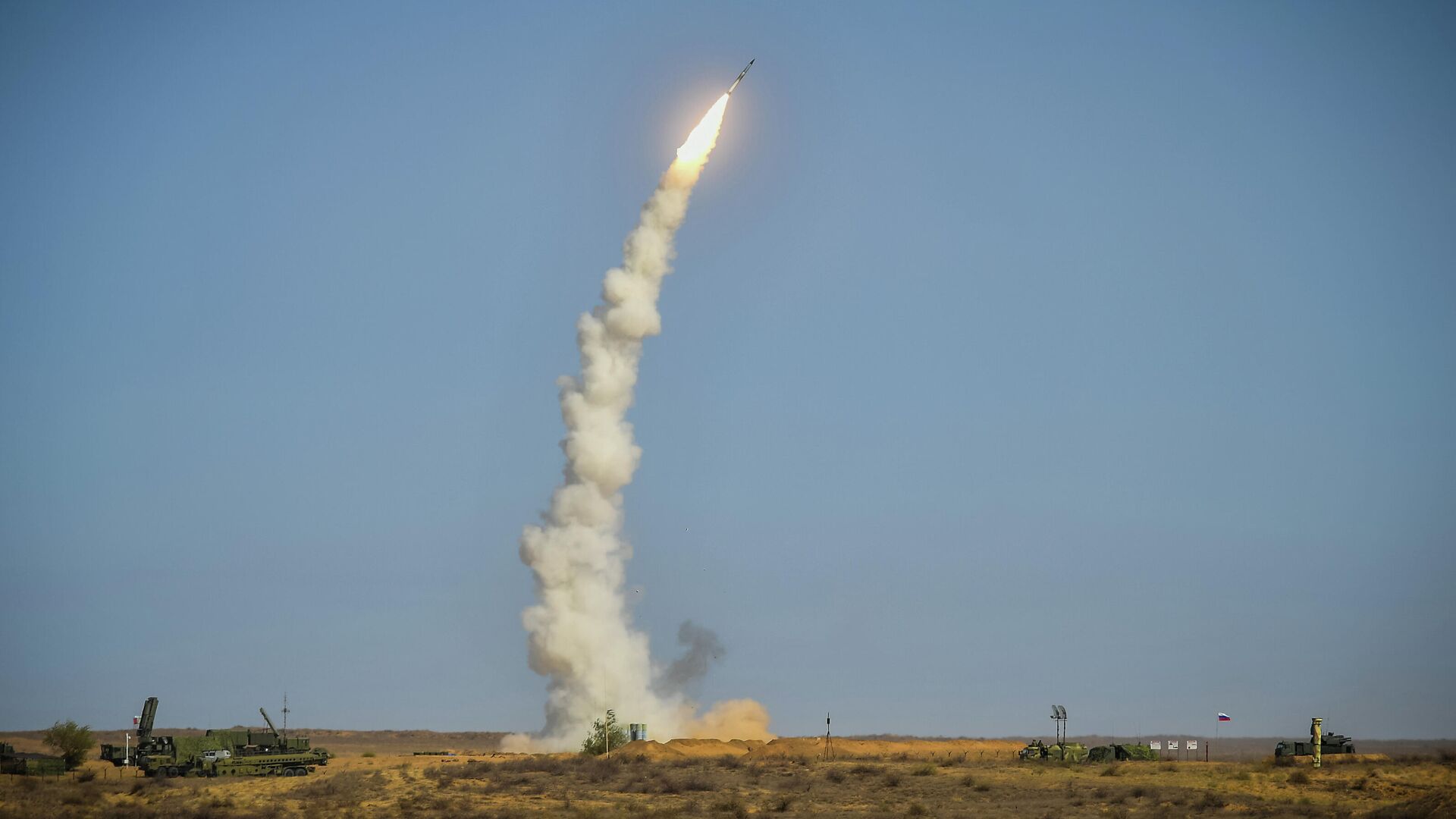 Пусковая установка зенитно-ракетного комплекса С-400 Триумф Пусковая установка зенитно-ракетного комплекса С-400 Триумф - РИА Новости, 1920, 16.10.2020