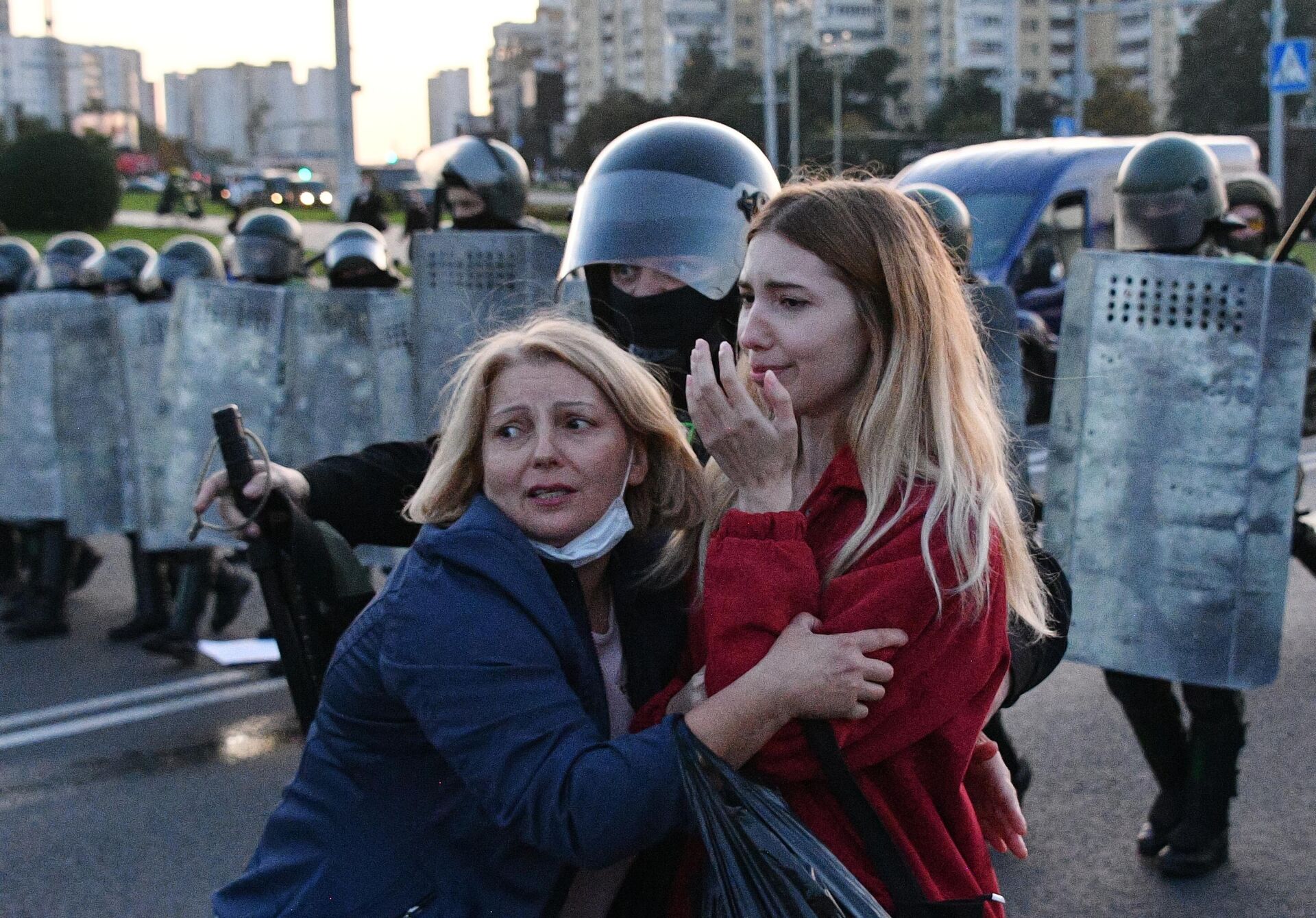 Сотрудники милиции и участники акции протеста в Минске Сотрудники милиции и участники акции протеста в Минске - РИА Новости, 1920, 25.12.2020