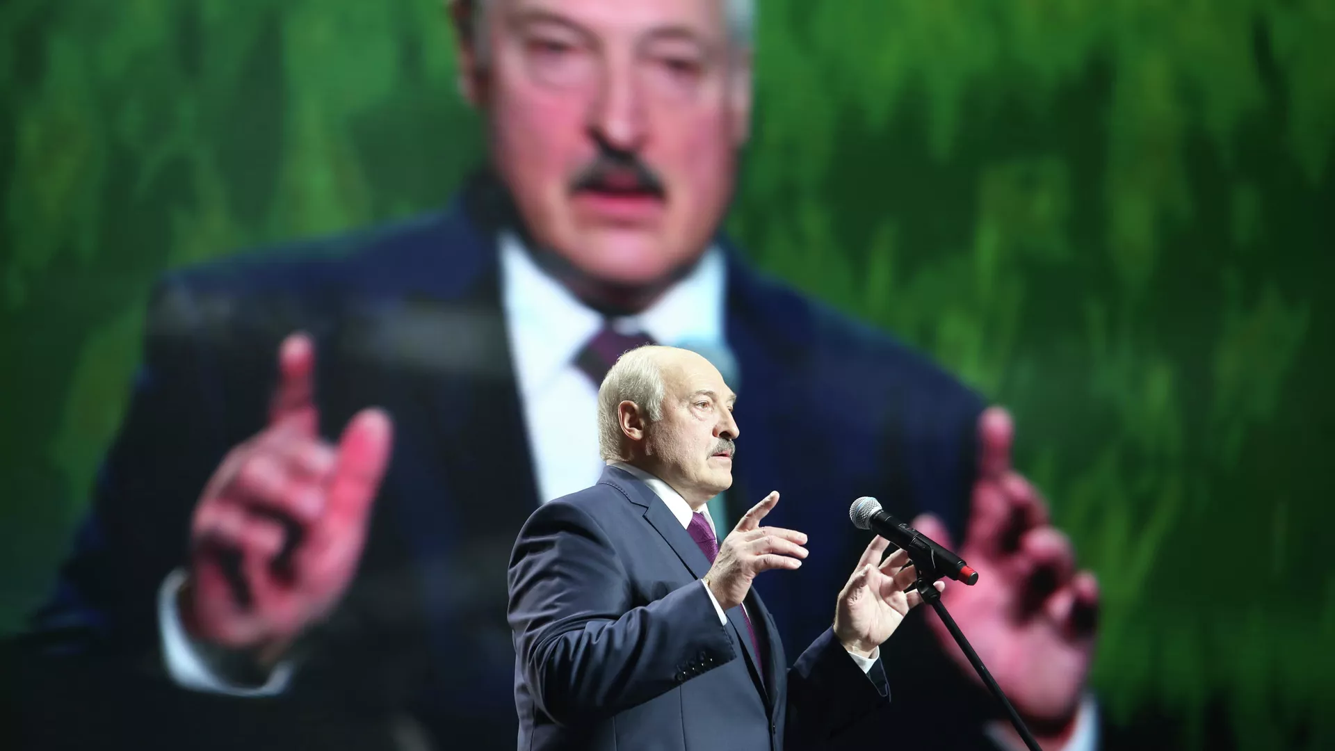 Президент Белоруссии Александр Лукашенко выступает на женском форуме в Минске. 17 сентября 2020 - РИА Новости, 1920, 25.09.2020