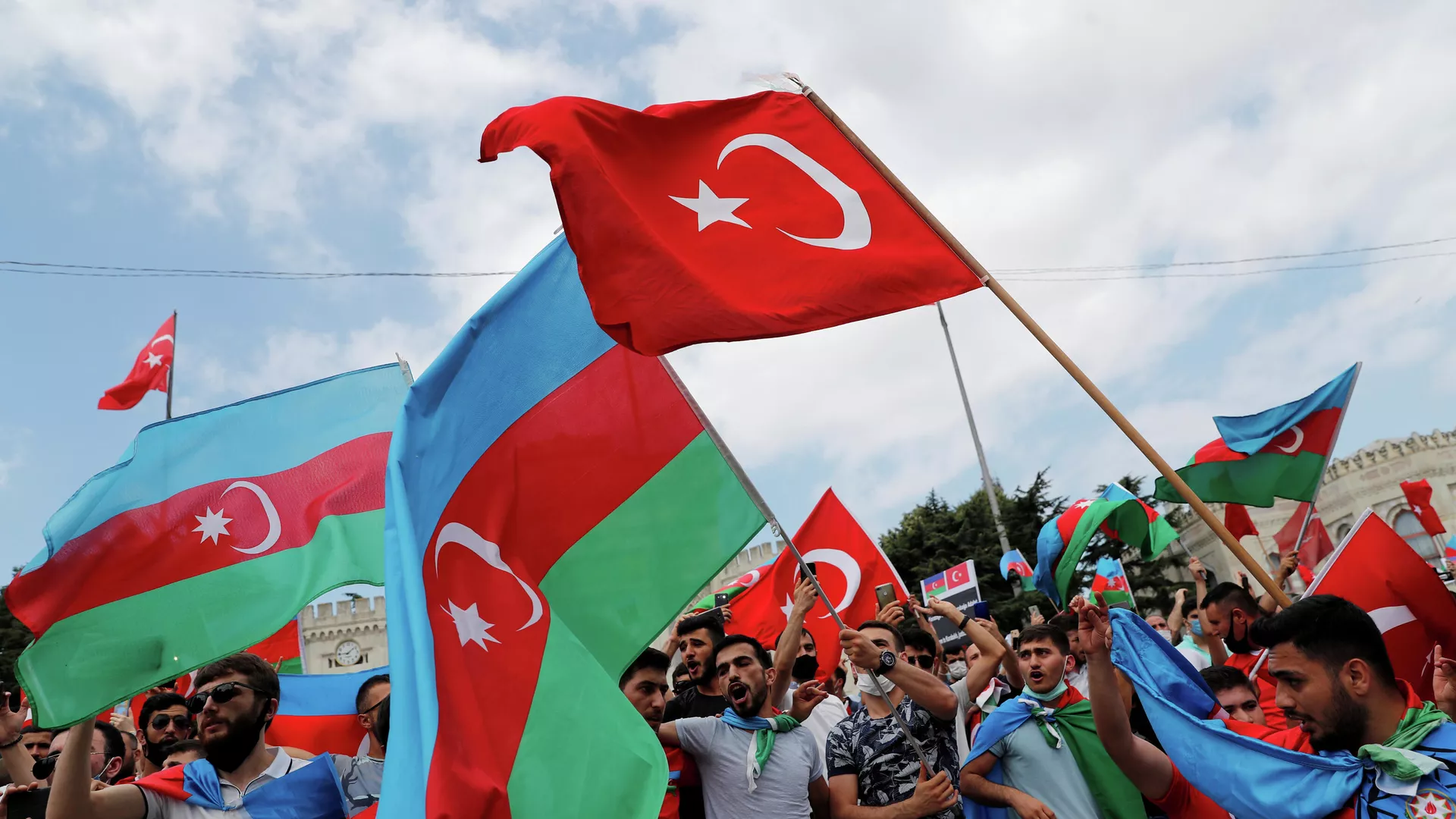 Азербайджанцы с флагами Турции и Азербайджана во время акции протеста в Стамбуле - РИА Новости, 1920, 05.10.2020