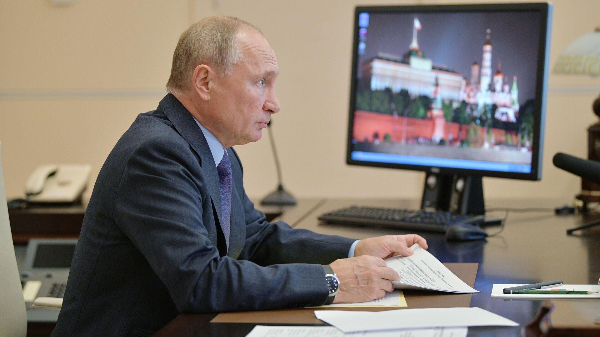Президент РФ Владимир Путин проводит в режиме видеоконференции совещание с членами правительства РФ Президент РФ Владимир Путин проводит в режиме видеоконференции совещание с членами правительства РФ - РИА Новости, 1920, 29.09.2020