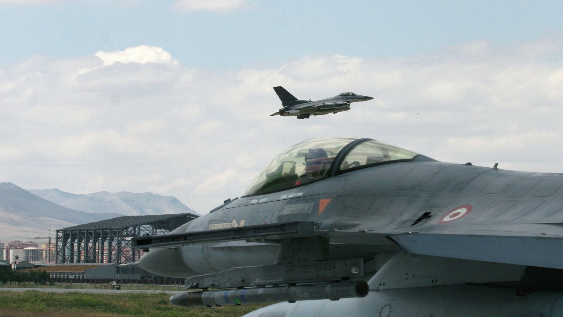 Турецкий истребитель F-16 Турецкий истребитель F-16 - РИА Новости, 1920, 08.01.2021