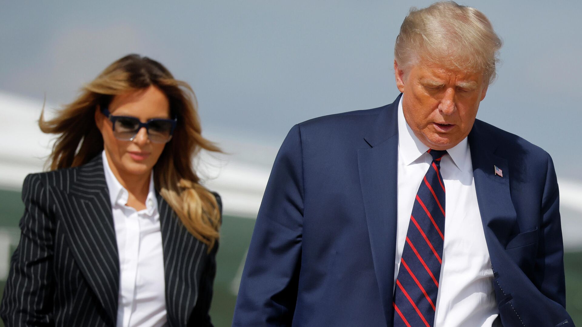 Президент США Дональд Трамп и его жена Меланья Президент США Дональд Трамп и его жена Меланья - РИА Новости, 1920, 03.10.2020
