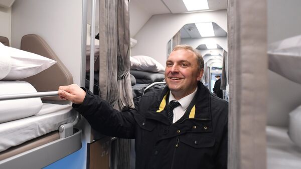 Директор по пассажирским перевозкам ОАО РЖД Дмитрий Пегов в павильоне с макетом нового плацкартного вагона Директор по пассажирским перевозкам ОАО РЖД Дмитрий Пегов в павильоне с макетом нового плацкартного вагона