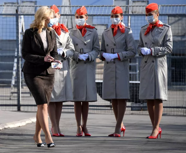 Заместитель председатель правительства РФ Татьяна Голикова (слева на первом плане) во время посещения кинологического подразделения авиакомпании Аэрофлот в аэропорту Шереметьево