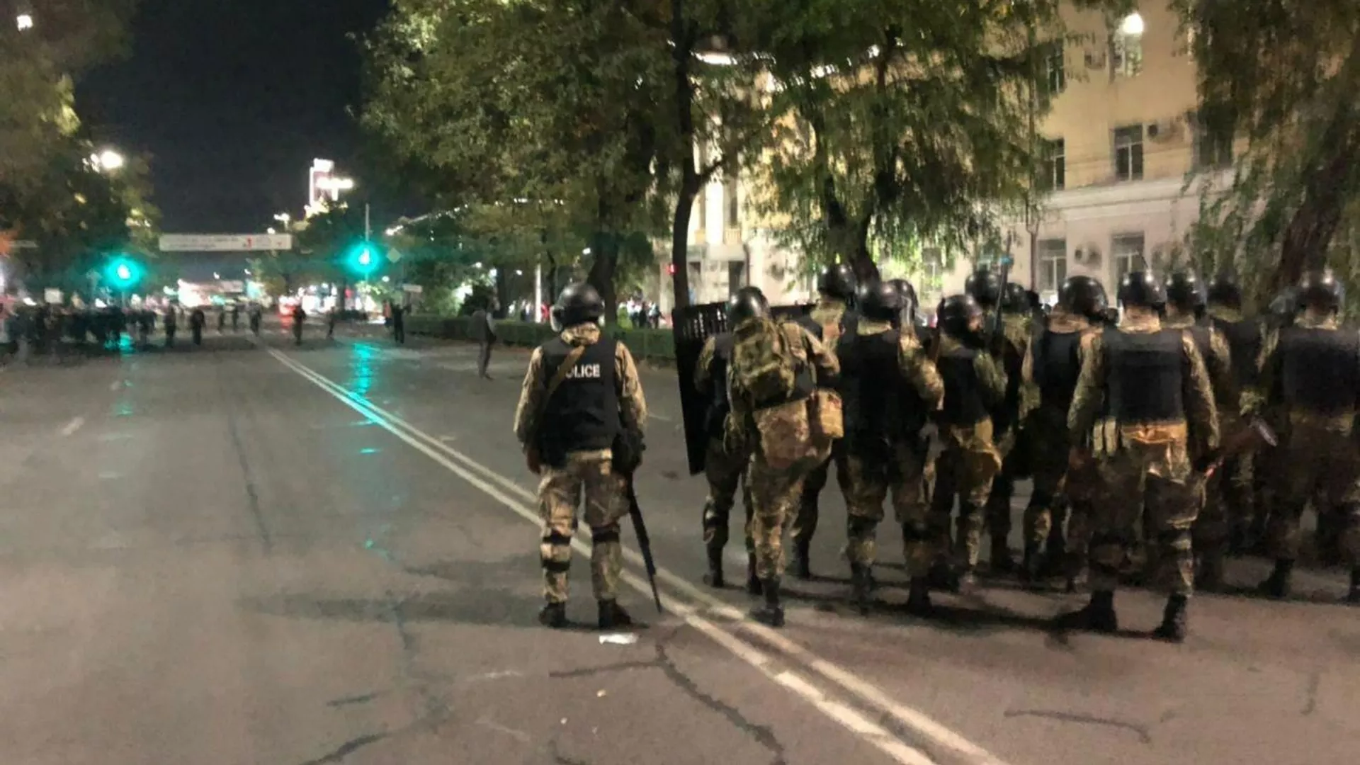 Сотрудники правоохранительных органов во время акции протеста в Бишкеке Сотрудники правоохранительных органов во время акции протеста в Бишкеке - РИА Новости, 1920, 05.10.2020