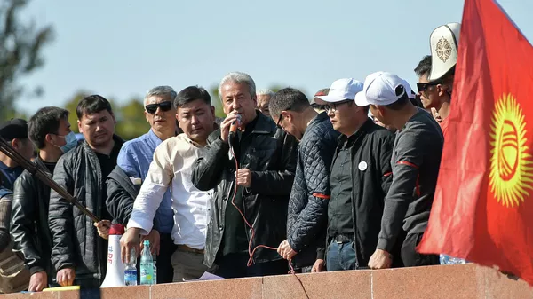 Политик Адахан Мадумаров во время акции протеста в Бишкеке