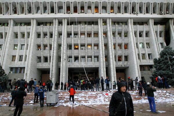 Протестующие возле здания правительства в Бишкеке Протестующие возле здания правительства в Бишкеке