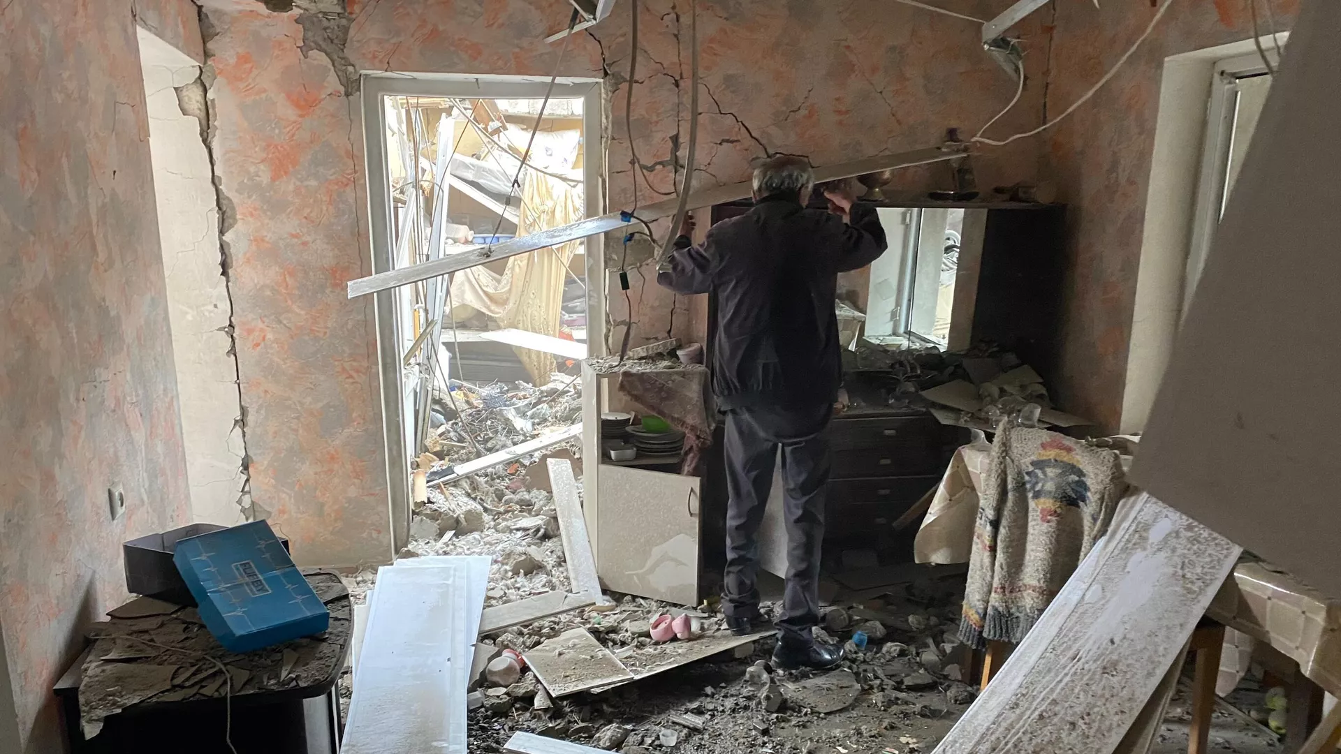 Мужчина осматривает комнату дома в Степанакерте, разрушенного после обстрела - РИА Новости, 1920, 11.10.2020
