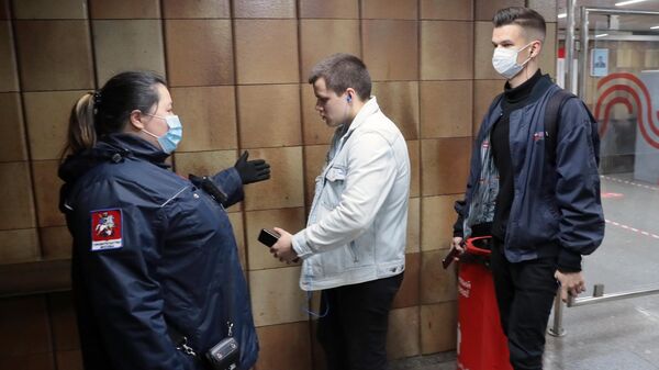 Пассажиры на станции метро Пражская в Москве, где проводится проверка масочного режима Пассажиры на станции метро Пражская в Москве, где проводится проверка масочного режима