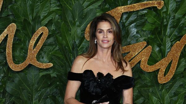 Модель Синди Кроуфорд на церемонии British Fashion Awards в Лондоне, Великобритания Модель Синди Кроуфорд на церемонии British Fashion Awards в Лондоне, Великобритания