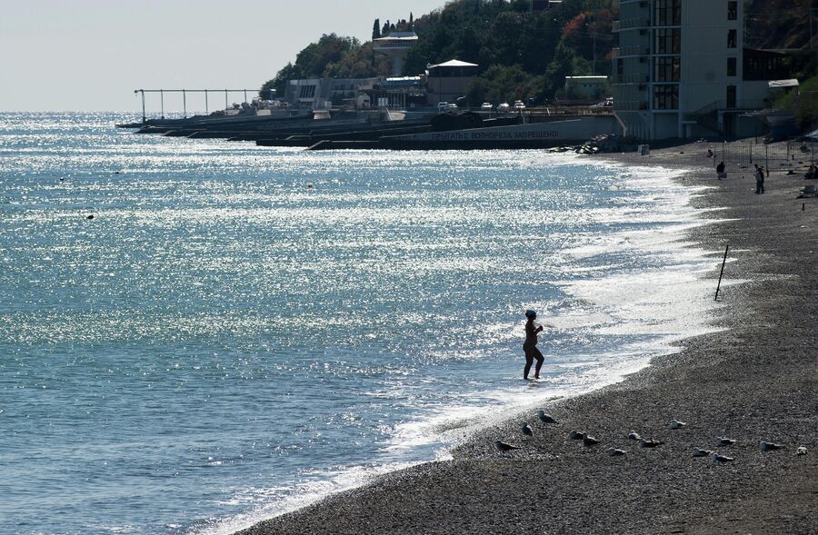 Осенний пляж у набережной Профессорского уголка в Алуште Осенний пляж у набережной Профессорского уголка в Алуште