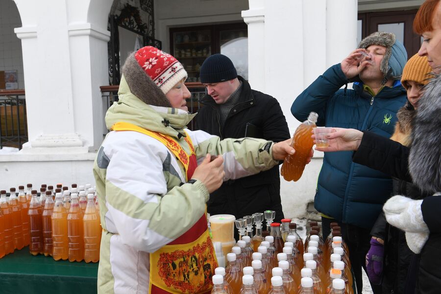 Продажа напитков во время праздничных гуляний в Суздале Продажа напитков во время праздничных гуляний в Суздале